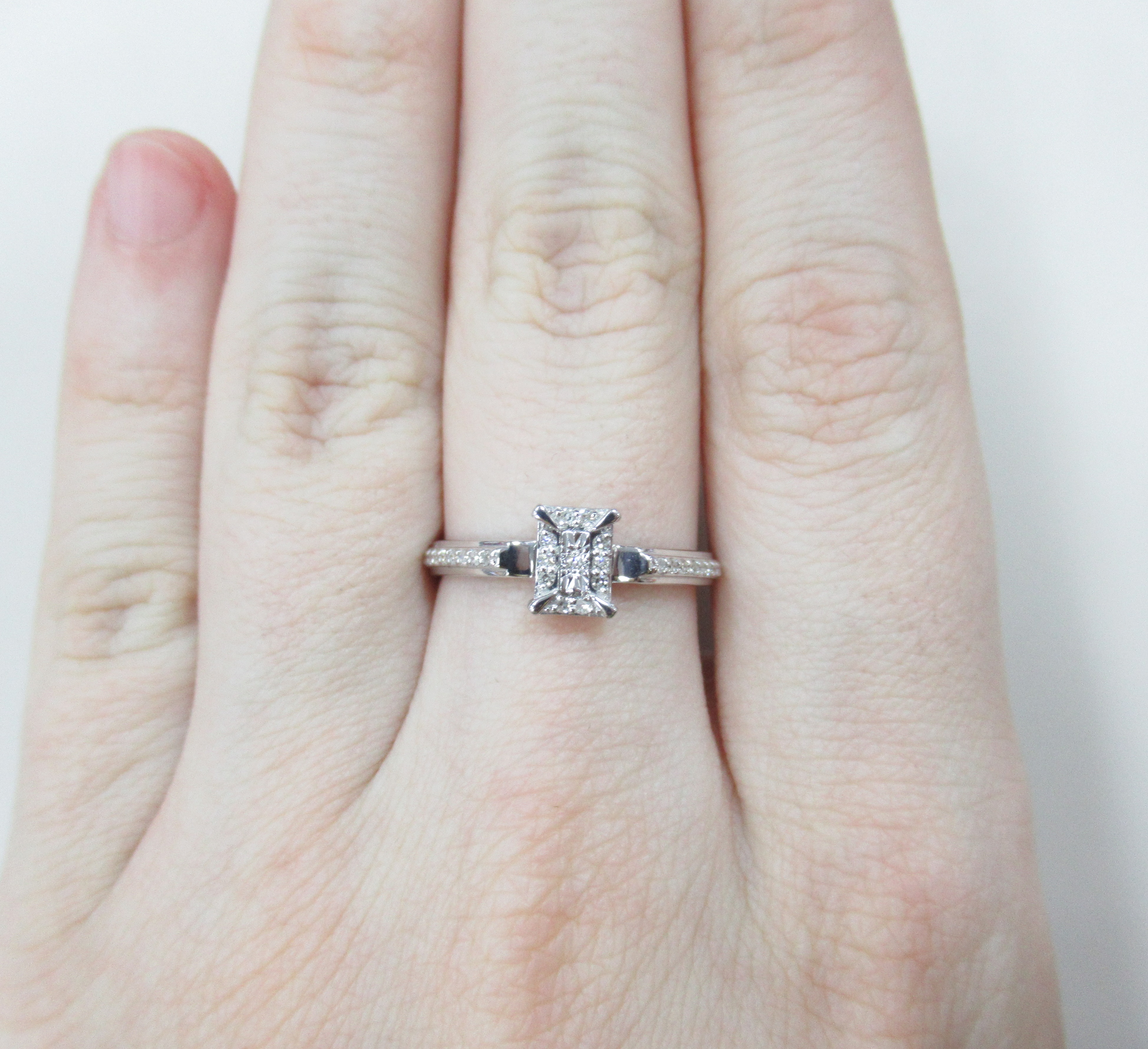 Кольцо из белого золота с бриллиантами